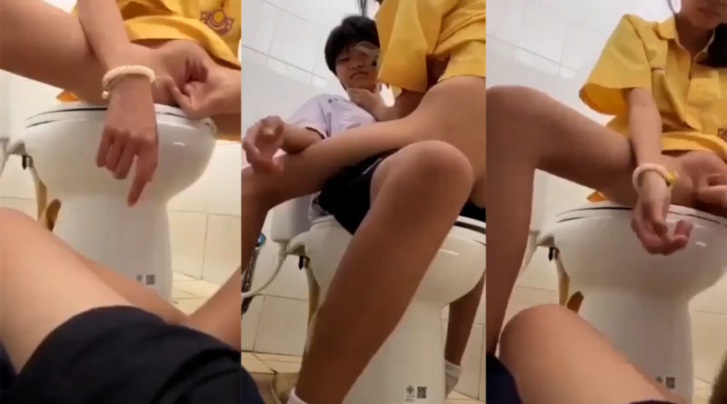 นักเรียนเงี่ยนหีแอบเล่นเสียวกับเพื่อนในห้องน้ำโรงเรียน คลิปโป๊เสียงไทยนั่งขย่มนิ้วทอม แคมหีเนียนน่าเย็ดมาก